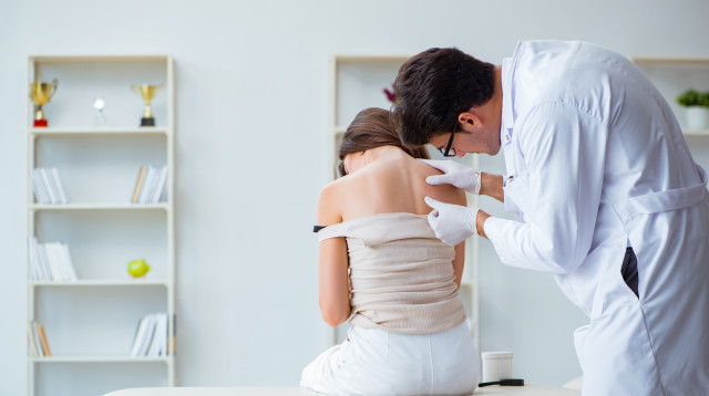 בדיקה לסרטן עור (אילוסטרציה) (צילום: אינג אימג')