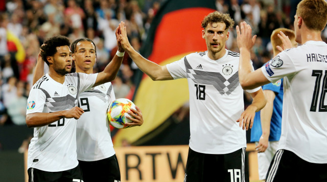 שחקני נבחרת גרמניה חוגגים (צילום: REUTERS/Ralph Orlowski)