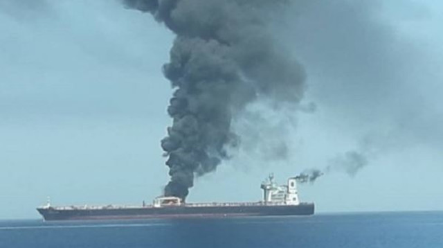 מכלית שנפגעה במפרץ הפרסי (צילום: מסך)