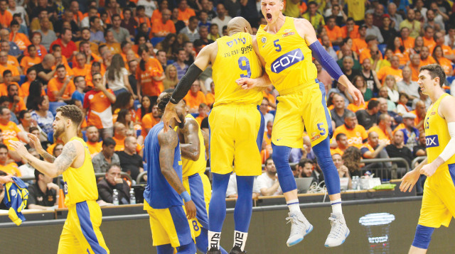 מכבי תל אביב חוגגת אליפות (צילום: עדי אבישי)