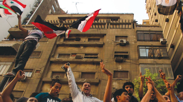 מהומות בשגרירות ישראל בקהיר (צילום: רויטרס)