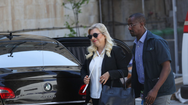 שרה נתניהו בכניסה לבית המשפט (צילום: יונתן זינדל, פלאש 90)