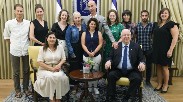 ראובן ריבלין, שירה קופרמן, זוהר יעקבסון ומחלימי הסרטן (צילום: מארק ניימן, לע"מ)