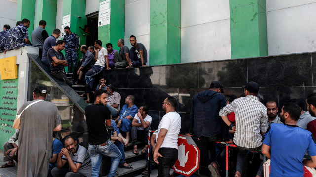 פלסטינים ברצועת עזה מחכים לכסף הקטארי (צילום: AFP)