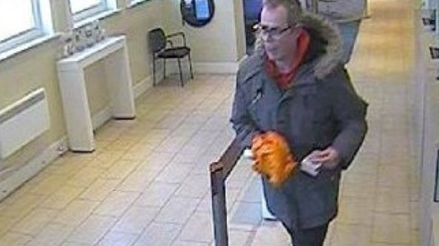 שדד בנק כשהוא חמוש בבננה (צילום: CCTV)