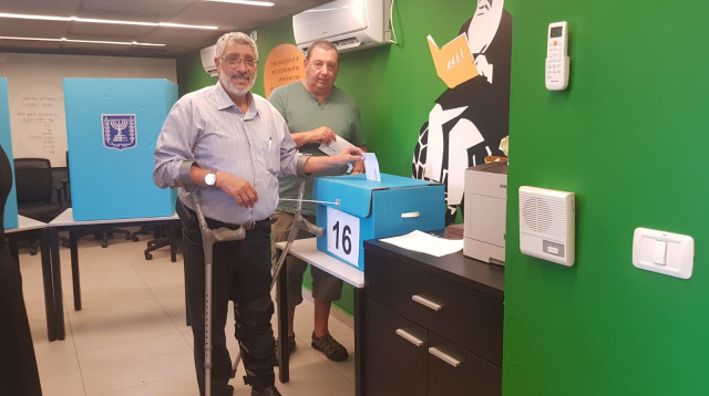 תושבי נצרת עילית מצביעים בקלפיות  (צילום: ישראל פרץ)