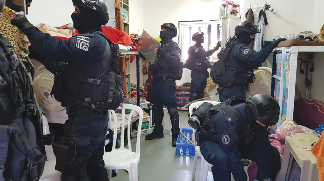 חיפוש באגף אסירים ביטחוניים (צילום: שב"ס)