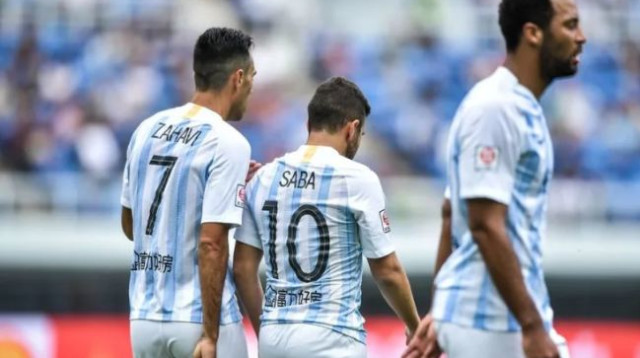 ערן זהבי עם חבריו לקבוצה (צילום: אתר הליגה הסינית)