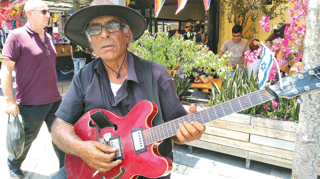 יהודה קיסר מנגן ברחוב (צילום: אילן שאול)