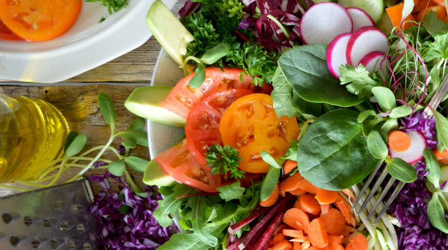 סלט ירקות (צילום: Nadine Primeau, Unsplash)