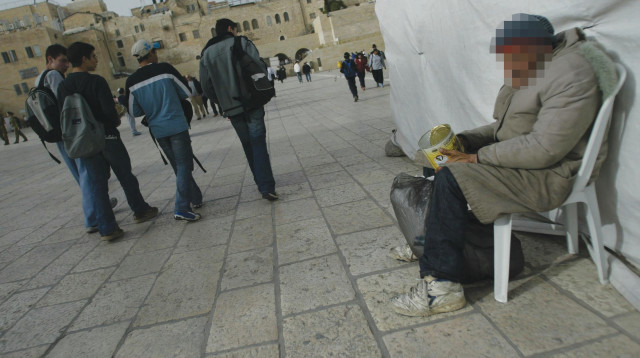 מקבץ נדבות בכותל המערבי (צילום: פלאש 90)