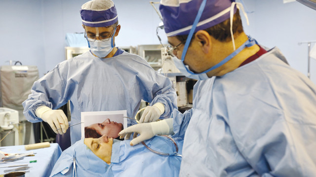 ניתוח פלסטי (צילום: רויטרס)