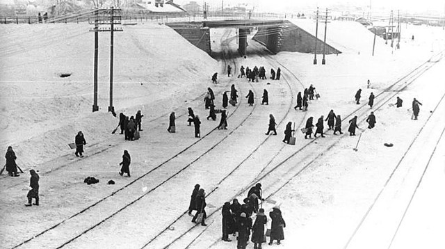 יהודים במינסק (צילום: Bundesarchiv)