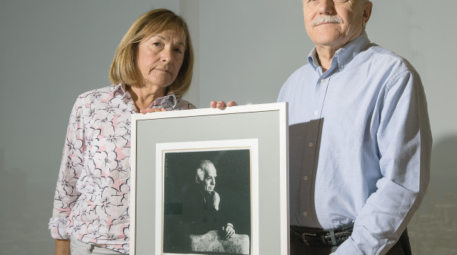 יאיר וגלעדה עם תמונתו של אביהם, יצחק שמיר (צילום: יוסי אלוני)