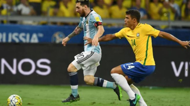 טיאגו סילבה מול ליאו מסי (צילום: (VANDERLEI ALMEIDA/AFP/Getty Images))