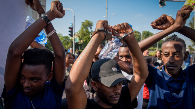 יוצאי אתיופיה מפגינים נגד אלימות משטרתית (צילום: מאיר ועקנין, פלאש 90)