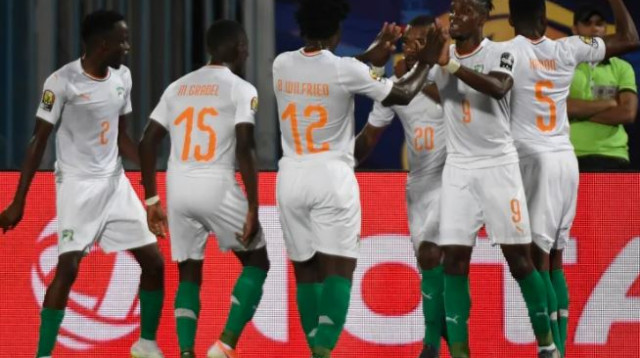 שחקני נבחרת חוף השנהב חוגגים (צילום: KHALED DESOUKI/AFP/Getty Images)