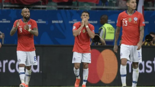 סאנצ'ס יחד עם וידאל (צילום: JUAN MABROMATA/AFP/Getty Images)