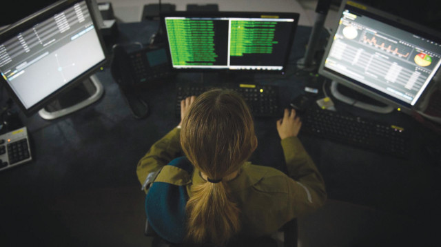 מנתחי המידע של צה"ל בפעולה (צילום: דובר צה"ל)