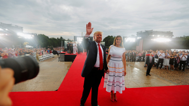 דונלד טראמפ עם רעייתו מלניה (צילום: רויטרס)