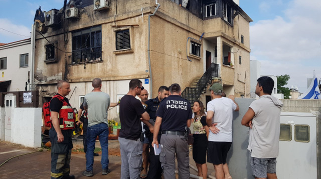 שריפה בביתה של כרמל מעודה (צילום: אלון חכמון)