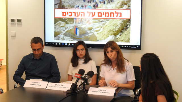 מסיבת העיתונאים נגד אי אישור התשלום עבור טיולים (צילום: דב גרינבלט, החברה להגנת הטבע)