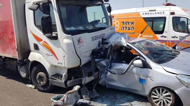 תאונת דרכים בכביש 7 (צילום: דוברות המשטרה)