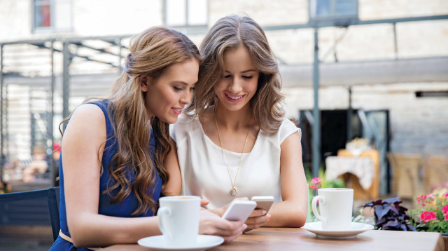 חברות בבית קפה, אילוסטרציה (למצולמות אין קשר לנאמר בכתבה) (צילום: אינג אימג')