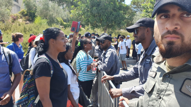 הפגנת יוצאי אתיופיה סמוך לכנסת (צילום: גיא אתגר/יהב כהן)