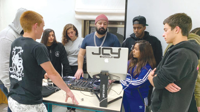 התקליטן שלומי לוי מדריך תלמידים בקורס (צילום: לוסי לב)