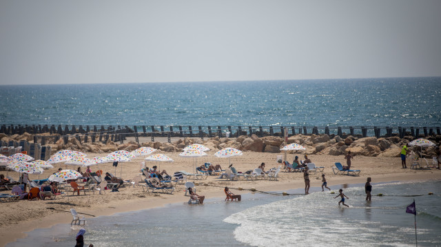 חוף ים בתל אביב (צילום: יונתן זינדל, פלאש 90)