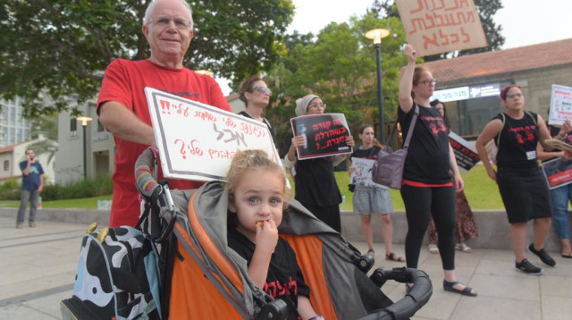 מחאת ההורים נגד מקרי ההתעללויות בפעוטות  (צילום: אבשלום ששוני)