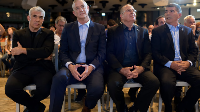 גבי אשכנזי, משה יעלון, בני גנץ, יאיר לפיד (צילום: גילי יערי, פלאש 90)