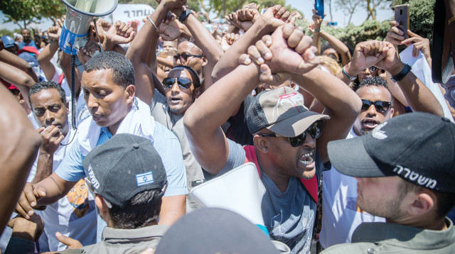 מחאה מול הכנסת נגד אלימות המשטרה (צילום: יונתן זינדל, פלאש 90)