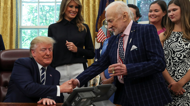 דונלד טראמפ, באז אולדרין (צילום: רויטרס)