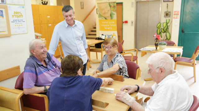 משחקים בבית אבות (צילום: אלוני מור)