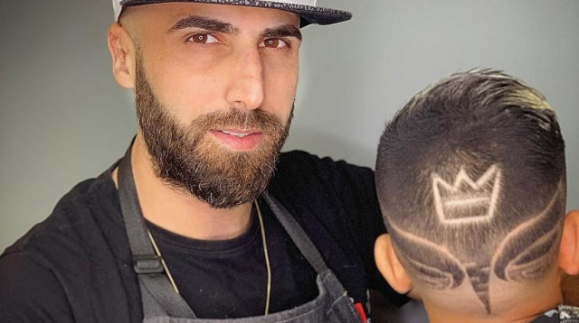 עידן טל ואחת מיצירותיו (צילום: עידן טל)