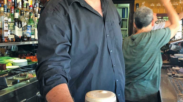 ניר קיפניס על הבר (צילום: אריאל לייזגולד)