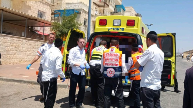 פינוי התינוק שנשכח ברכב לבית החולים (צילום: נפתלי איזנברג, תיעוד מבצעי מד"א)