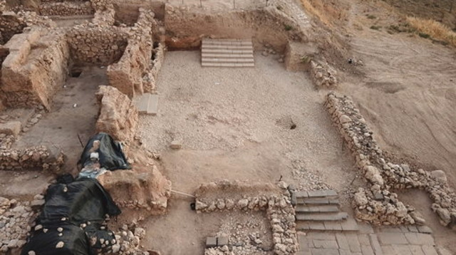 המדרגות שהתגלו בתל חצור (צילום: חפירות קרן זלץ בחצור לזכר יגאל ידין)