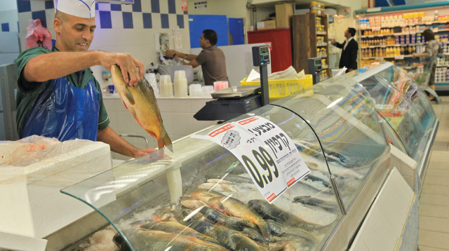 דגים בסופר (צילום: נתי שוחט, פלאש 90)