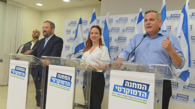 ניצן הורוביץ, סתיו שפיר, אהוד ברק (צילום: אבשלום ששוני)