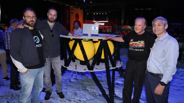 מוריס קאהן ודגם החללית בראשית מלגו (צילום: אלירן אביטל)