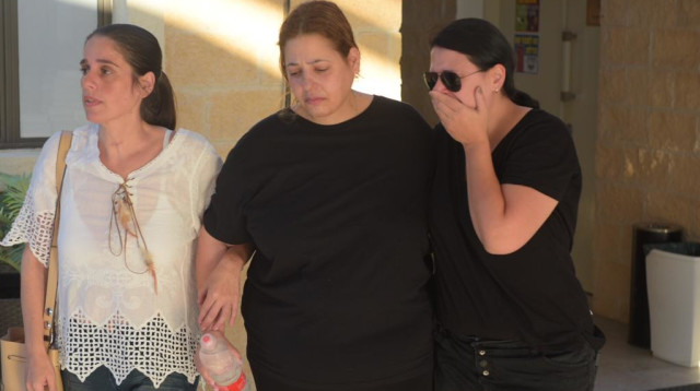 דקלה חסדאי בהלווית בעלה (צילום: אבשלום ששוני)