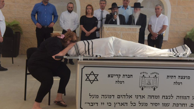 דיקלה חסדאי בהלוויית בעלה, אופיר חסדאי ז" (צילום: אבשלום ששוני)