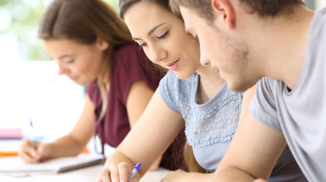 תלמידים עוזרים אחד לשני, אילוסטרציה (למצולמים אין קשר לנאמר) (צילום: אינג אימג')