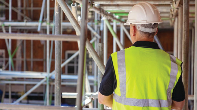 פועל באתר בנייה (אילוסטרציה) (צילום: באדיבות קרן מעגלים)