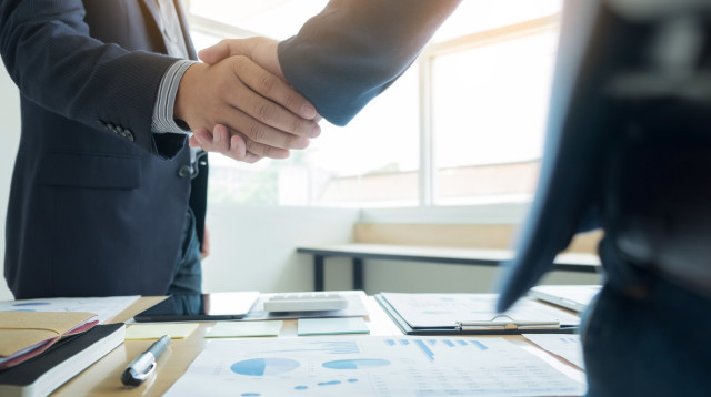 לחיצת יד (צילום: אינג אימג')