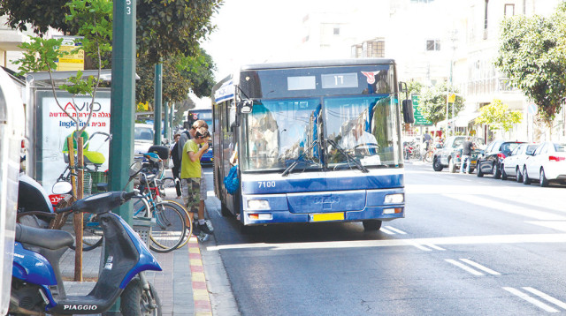 אוטובוס של דן בתל אביב, ארכיון (למצולמים אין קשר לנאמר בכתבה) (צילום: אלוני מור)