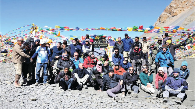הקבוצה בפסגת הרי ההימלאיה (צילום: אוהד כוכבי)